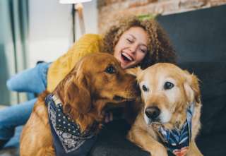 Frau mit zwei Hunden