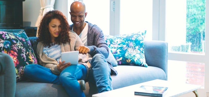 Familie blickt auf ein Tablet