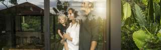 Familie am Haus