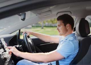 Mann fährt Auto